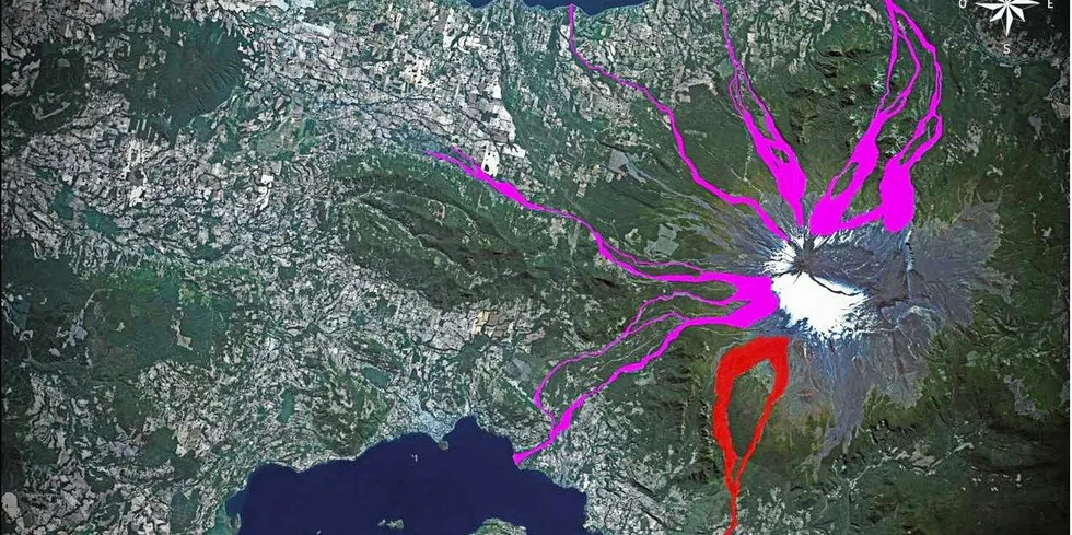 Vulkanen Villarica. De røde og fiolette fargene markerer sannsynlige ruter for lavastrøm i tilfelle stort utbrudd. Kartillustrasjon: Chilenske myndigheter/ Servicio Nacional de Geología y Minería.