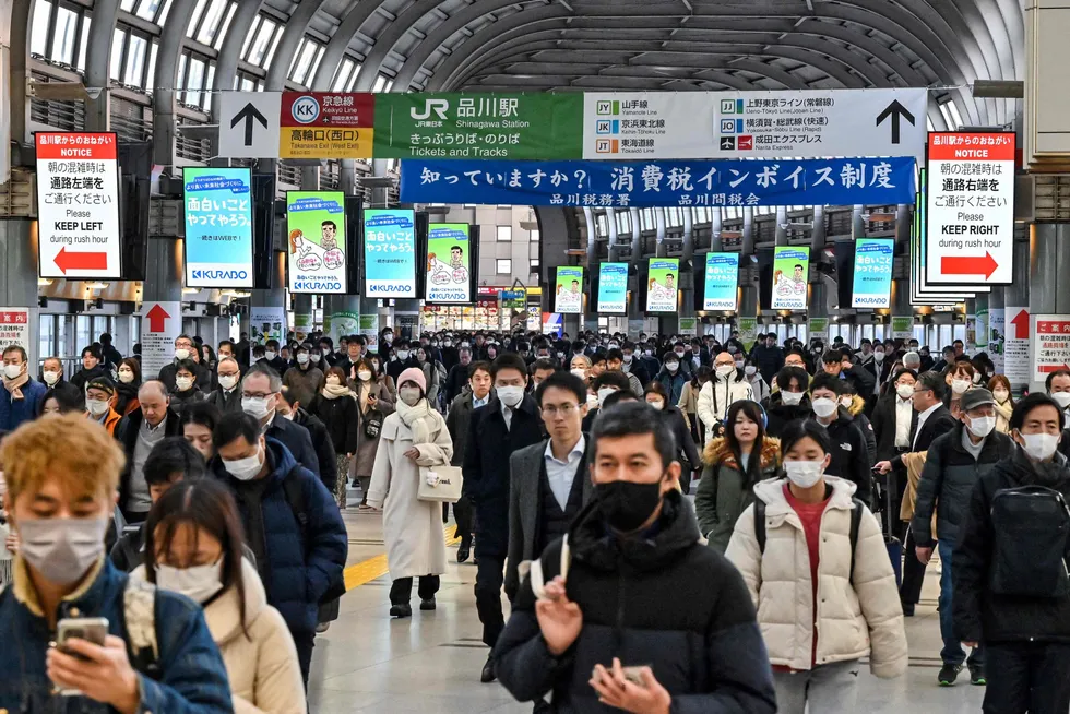 Japanske forbrukere har strammet inn. Høy inflasjon svir. Nå går det mot et solid lønnsoppgjør og Nikkei-indeksen ved Tokyo-børsen er på nivåer som sist ble sett vinteren 1990. Her fra Shinagawa-stasjonen i Tokyo.