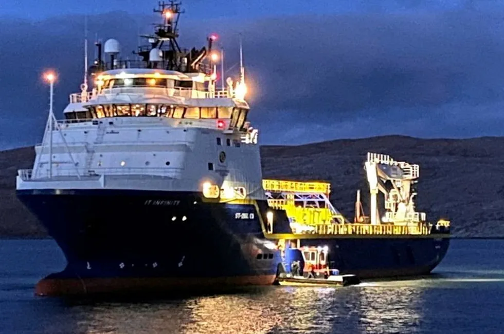 It Infinity blir omskapt fra supply,- til kabelleggingsfartøy hos Vard Brattvaag.