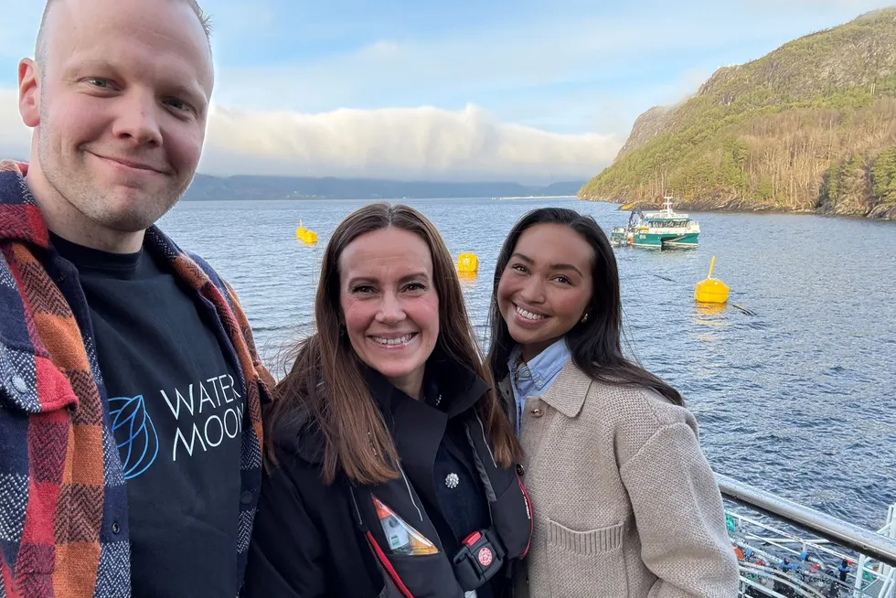 Eide fjordbruk fikk nylig fiskeri- og havminister Marianne Sivertsen Næss på besøk. Her er hun flankert av Sondre Eide og Maria Danielsen fra oppdrettsselskapet.