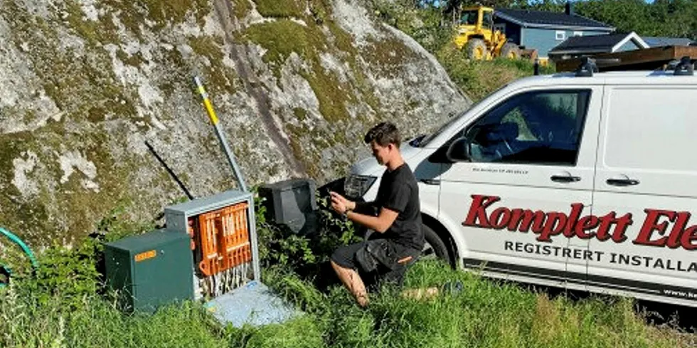 Installatør tar bilde med webappen.