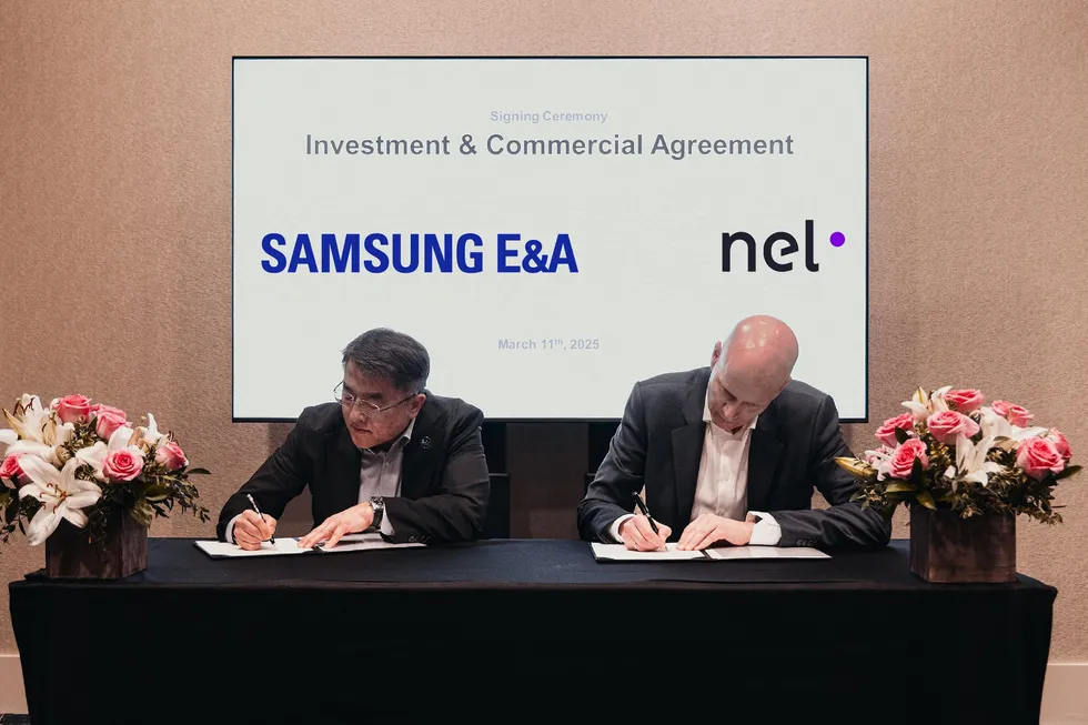 Hong Namkoong, CEO of Samsung E&A, signs the two deals with Håkon Volldal, CEO of Nel