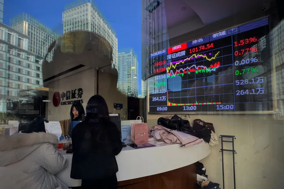 De kinesiske børsene fortsetter oppgangen. Hang Seng-indeksen ved Hongkong-børsen har steget med over 17 prosent i år. Her fra et meglerhus i Beijing tidligere i februar.