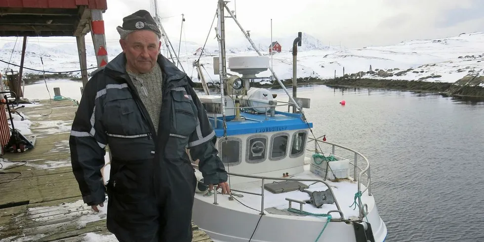 Fisker Thorleif Hanssen bruker sin egen 43 fot store sjark både til eget fiske og til å ta med turister ut på havet. Han synes han lærer mye av turistfiskerne.Foto: Agnar Berg