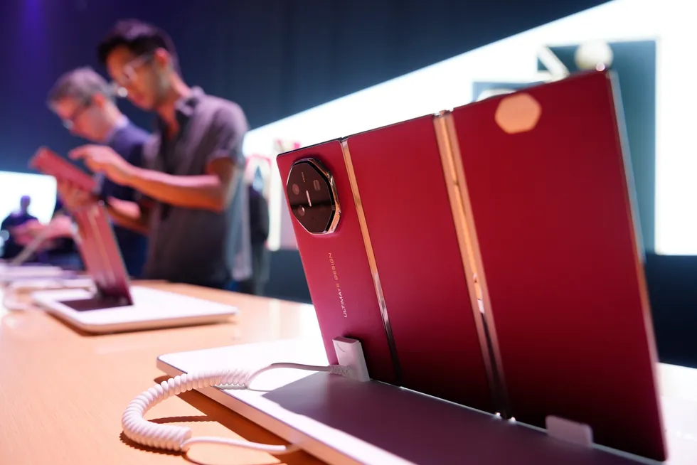Trump-administrasjonen forbereder å oppheve en av Biden-æraens mest omstridte eksportrestriksjoner. Det vil ta tid før disse blir erstattet. Huawei stormer frem med nye produkter og avanserte KI-prosessorer.