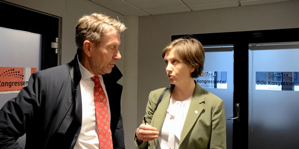 Olje- og energiminister Terje Aasland og barne- og familieminister Kjersti Toppe (Sp) hadde mandag et møte med bransjeorganisasjonene for å få på plass en standard spotprisavtale.