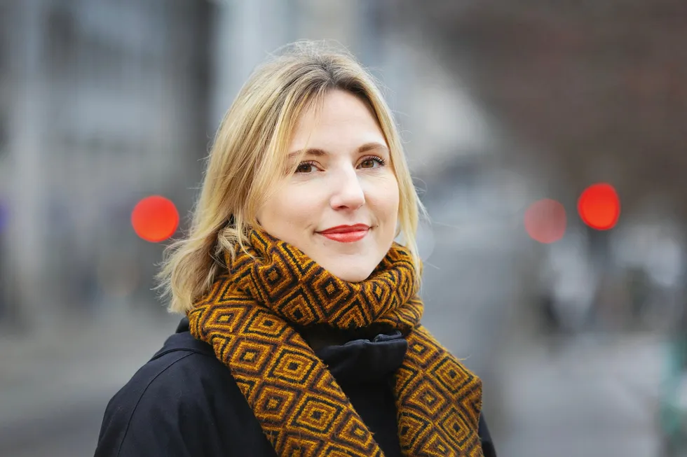 Rødts nestleder Sofie Marhaug vil ha makspris på strøm, kutt i moms og sette tak på økning av nettleie.
