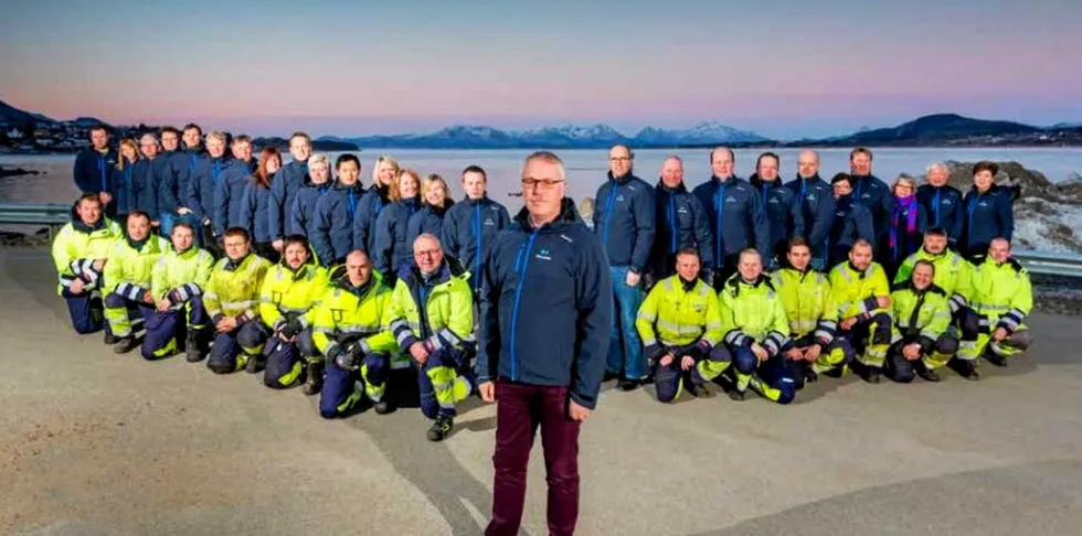 Eierskapet kan bli overført til Nordkraft, men Trollfjord Nett fortsetter som eget selskap. Her er Trollfjord-sjef Barry Larsen foran resten av staben. Bildet er hentet fra selskapets årsrapport.
