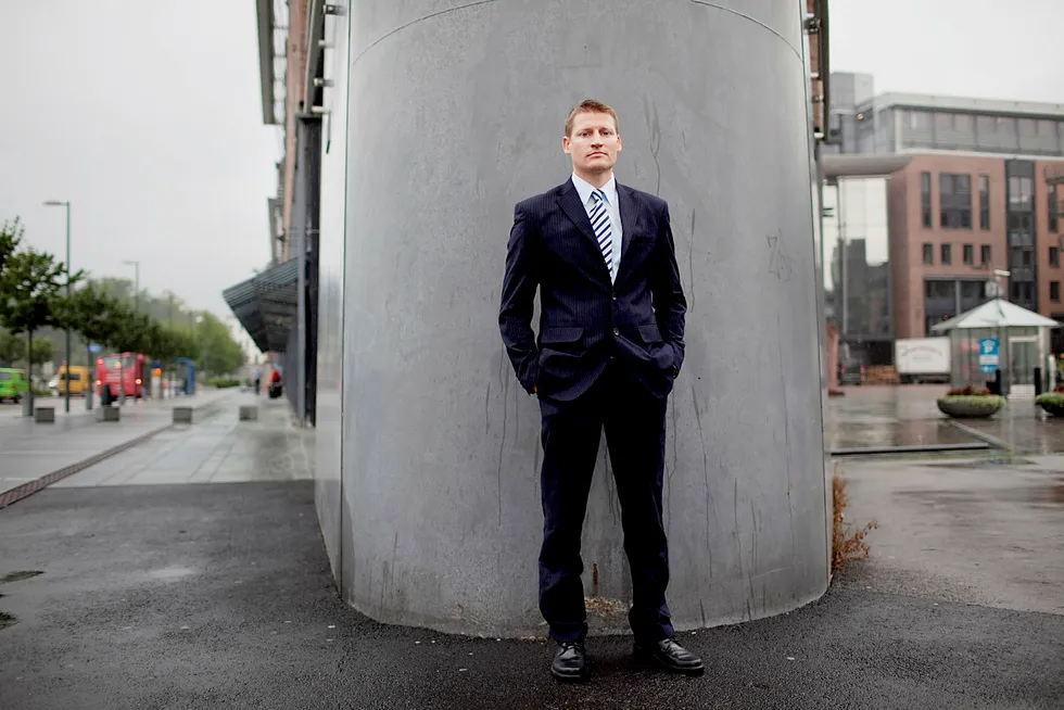 – Akkurat nå tror jeg de fleste stiller seg spørsmålet om hvor lenge dette kan vare og hva man skal gjøre - enten sitte stille og vente på at Kina kommer tilbake eller begynne å skrape skip, sier analytiker Lukas Daul i ABG Sundal Collier.