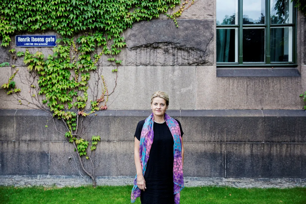 Inger Lise Blyverket, direktør for forhandlinger og arbeidslivspolitikk i Virke, mener innføring av minstelønn i hotell- og restaurantnæringene – og medførende plikt for alle til å påse at satsene følges – vil kriminalisere store deler av næringslivet. Foto: Fredrik Bjerknes