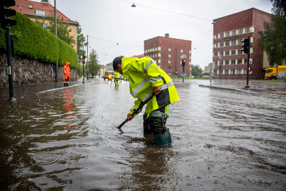 Ekstremværet Hans er blitt kategorisert som rødt farevarsel i Sørøst-Norge. Tette kummer og vann i veien på ring 2 i Oslo gjør at mannskap må åpne sluk.