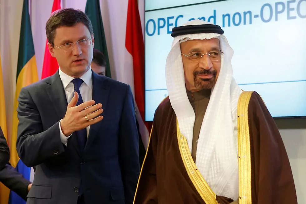 Russlands energiminister Alexander Novak og hans saudiarabiske kollega Khalid al-Falih ble enige om å kutte oljeproduksjonen og stabilisere markedene i helgen. Oljeprisen er på vei mot 60 dollar fatet. FOTO: REUTERS/Heinz-Peter Bader