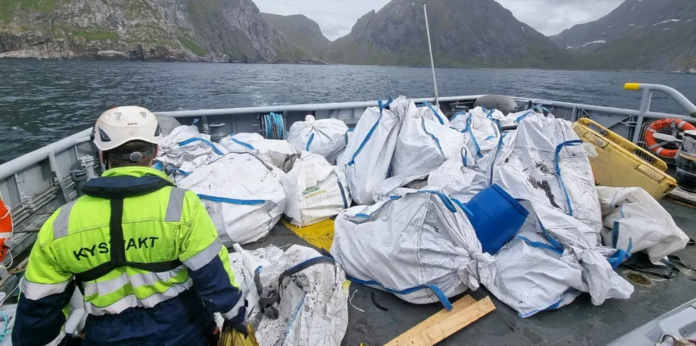 Kystvakten bisto med søppelinnsamling i Lofoten.