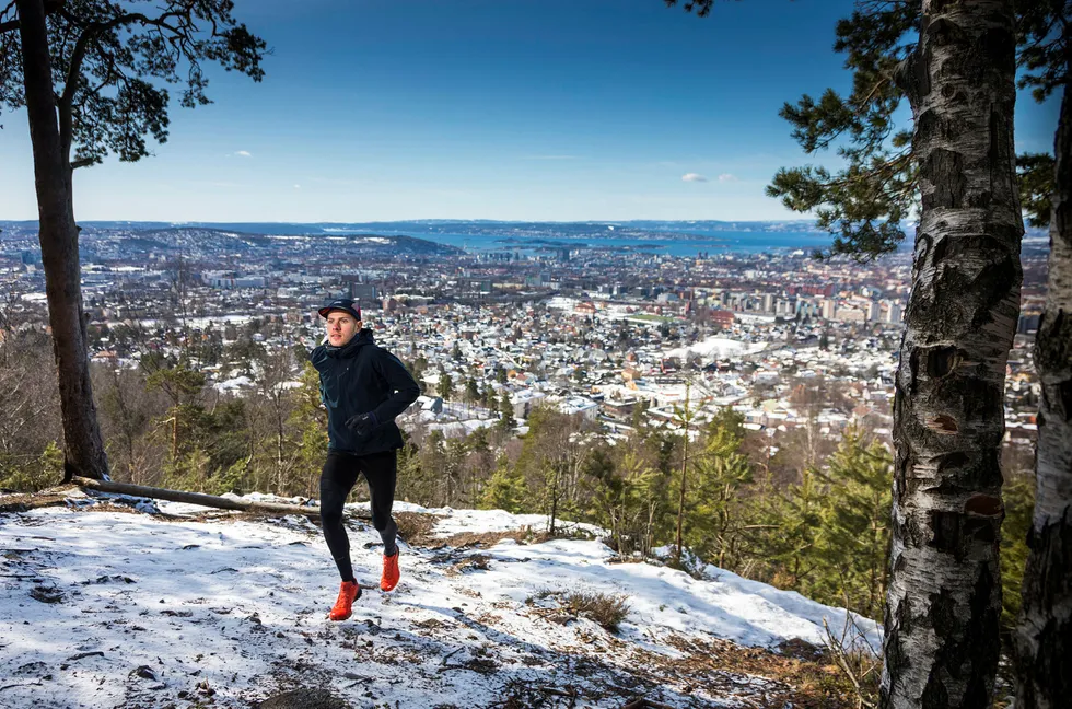 Hans Kristian Smedsrød løper på en av stiene som holdes vinteråpen av ham og løpemiljøet opp mot Grefsenkollen. Hans Kristian Smedsrød dro i februar tre uker til Etiopia for å trene langt unna snøen og endte med å trene sammen med noen av verdens beste løpere. Foto: Gunnar Lier