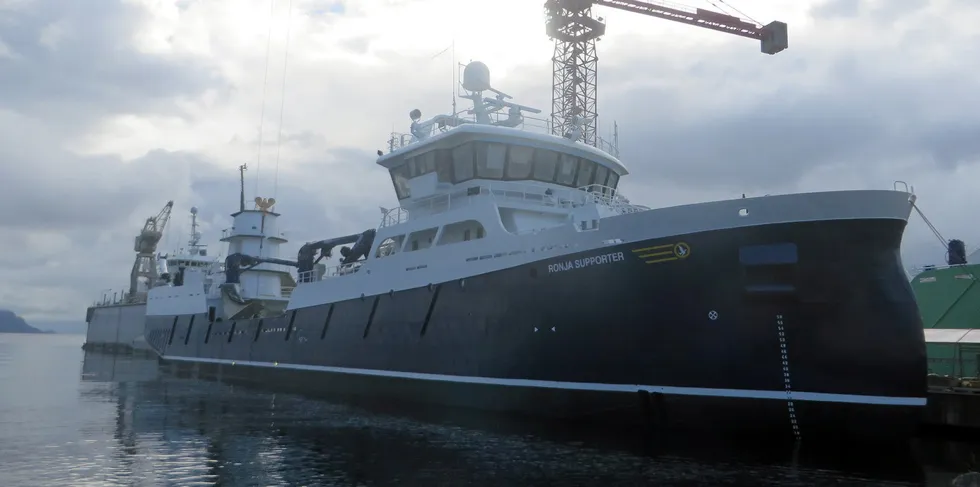 Ronja Supporter har teke inn vatn og blir no lensa. Bilete er frå 2019 før båten blei døypt i Ålesund.