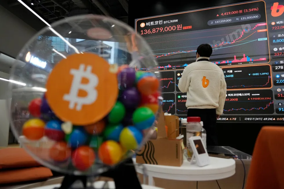 Bitcoin-prisen har vært gjennom store opp- og nedturer en rekke ganger. Nå har prisen falt med nesten 30 prosent siden januar. Her fra Bithumb-børsen i Seoul.