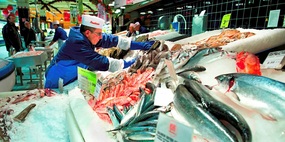 Mohamed Oussad jobber i fiskedisken på supermarkedkjeden Auchans butikk i den franske byen Lille.