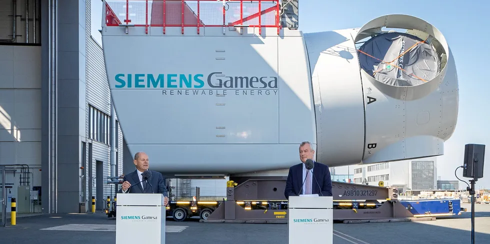 German Chancellor Olaf Scholz (l) and Siemens Gamesa CEO Jochen Eickholt (r)