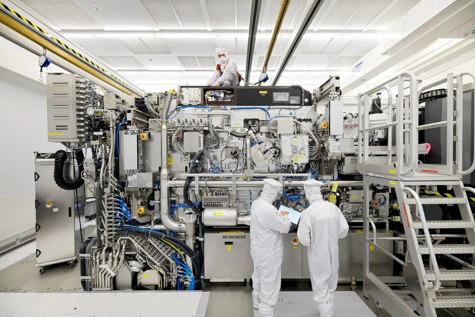 Det nederlandske selskapet ASML leverte svakere resultater enn ventet. Aksjekursene på halvlederselskaper faller over hele verden.