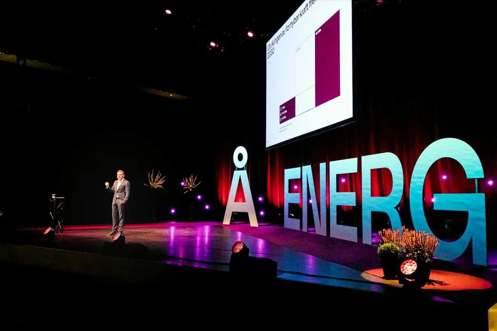 I motsetning til Hafslund, som torsdag meldte at de oppnådde nesten 20 prosent bedre pris enn spot, har Å Energi fått dårligere betalt enn spotprisen. Konsernet forklarer det med erstatningskraft, konsesjonskraft og prissikringer.