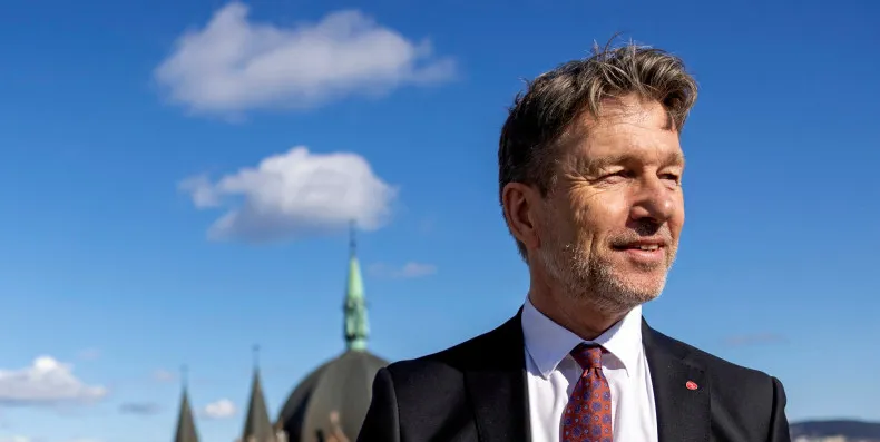 Olje- og energiminster Terje Aasland oppgir nå at den mye omtalte strømstøtteordningen for bedriftene seneste kommer når forslaget til statsbudsjettet for neste år blir framlagt for Stortinget.