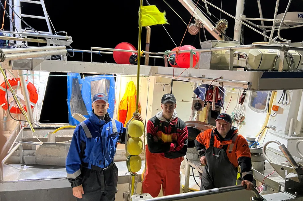 Skipper Harald Engen og mannskap Peder Sigleif Moe og Aksel Hind Andresen om bord på «Øygutt». De opplevde å miste 15 garn da en amerikansk ubåt gikk inn i kveitegarnene deres.