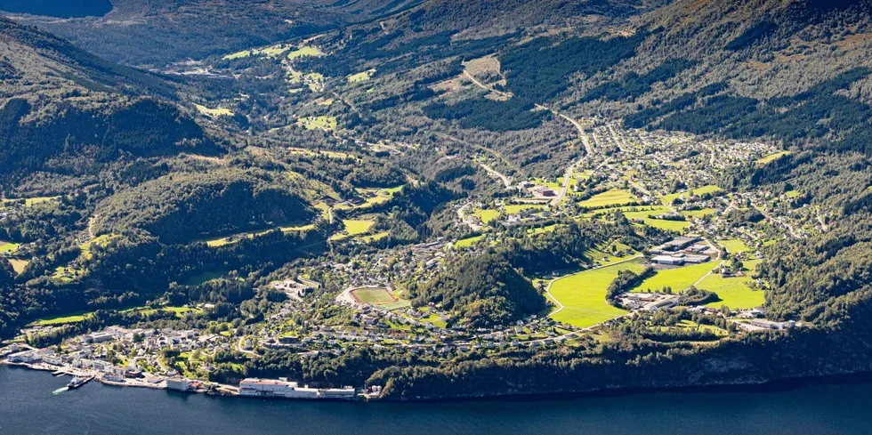 Stranda energi er et lokalt kraftselskap på Sunnmøre. Nå vurderes det om selskapet skal inn i et større kraftselskap.
