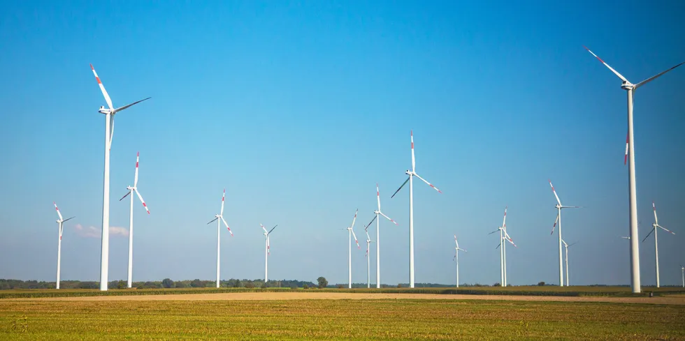 Mindre vindkraft og lavere temperaturer i Nord-Europa i morgen sørger for stigende strømpriser på kontinentet. Det sørger for et prishopp i Sør-Norge til i morgen.