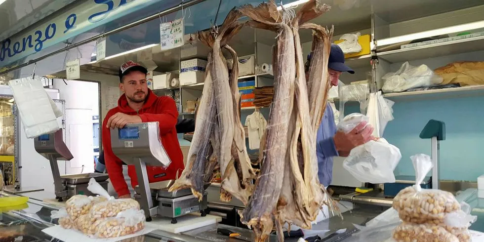 Italia: Tørrfisk er sterkest representert på fiskemarkeder, fiskebutikker og fiskebiler. Slik som her på fiskemarkedet i havnebyen La Spezia i regionen Liguria. Foto: Alf Fagerheim