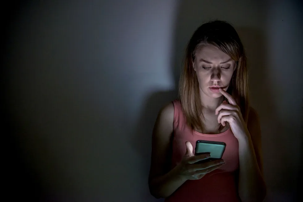 «Når det ikke finnes noe sosialt nettverk, og det kun er en app som forbinder to mennesker, er det kanskje enklere å ta den lettvinte veien ut», skriver kronikkforfatteren. Foto: Istock/Getty Images