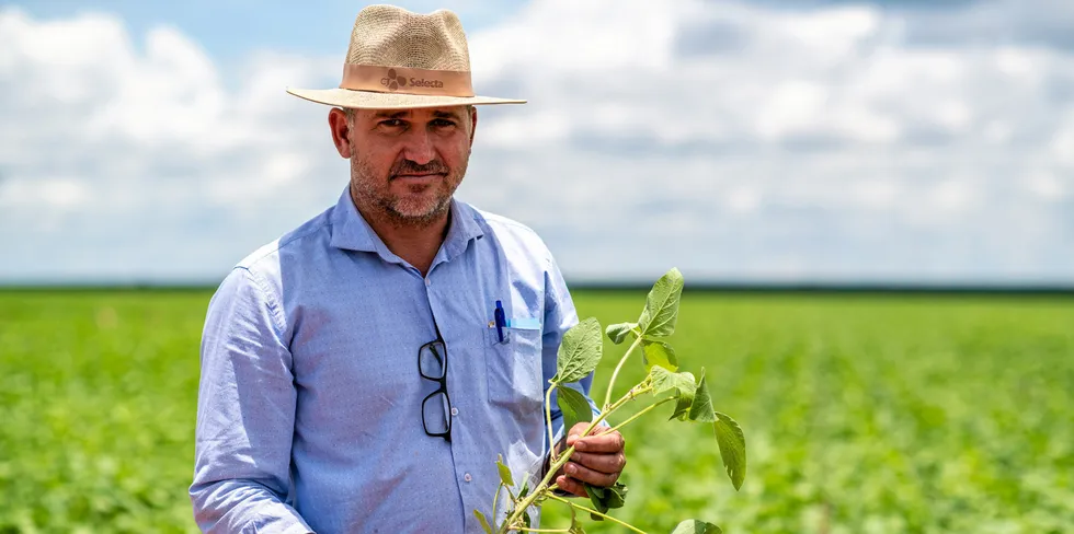 Bonde Amauri Bataglini viser en soyaplante som leveres til norsk havbruk. Sammen med familien dyrker han kaffe, soya og mais i den brasilianske delstaten Minas Gerais.