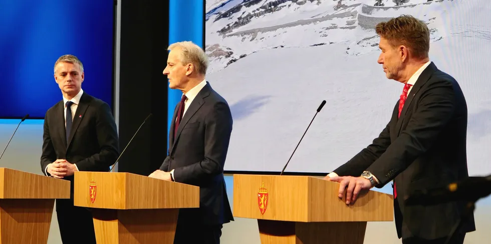 – Kravene vil gjøre produsentene mer oppmerksomme på ansvaret i perioder med lav magasinfylling, sa statsråd Terje Aasland (til h) på fredagens pressekonferanse. Også NVE-sjef Kjetil Lund (til v) og statsminister Jonas Gahr Støre deltok på pressekonferansen.