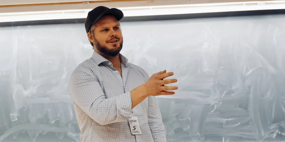 Sammen med en kollega startet Adrian Larsen opp Neowatt, en plattform for forbrukerfleksibilitet, i fjor. Her er Larsen avbildet under et arrangement i regi av Smartgridsenteret, som Neowatt nylig ble medlem i. – I 2024 åpner vi for at norske strømkunder, med og uten smarthus, både kan tjene og spare penger på sine boliger, sa Larsen.