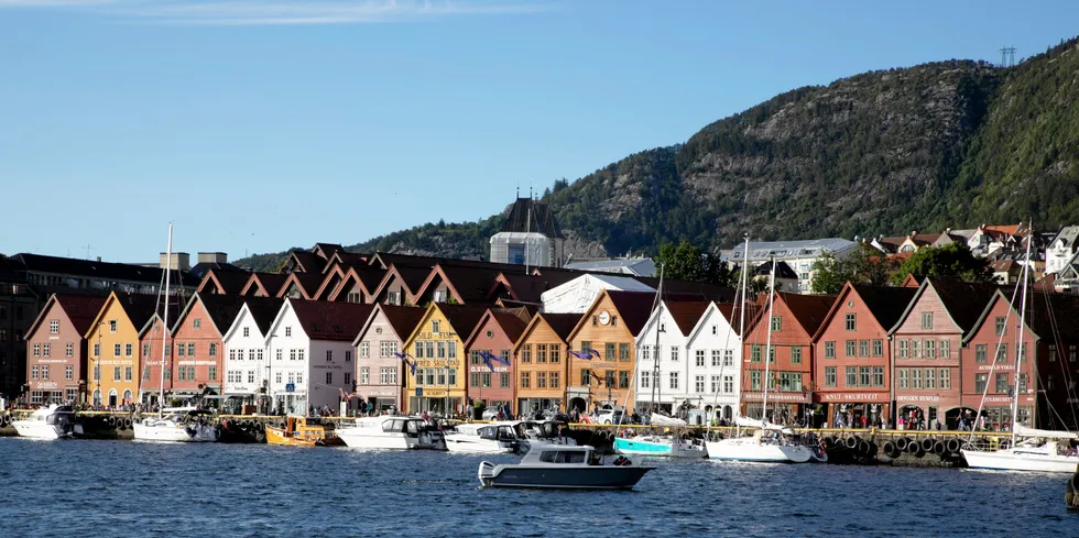 Innbyggerne i Bergen og resten av NO5 kan glede seg over de laveste strømprisene på to år. Dermed blir det heller nesten ikke noe strømstøtte for juni.