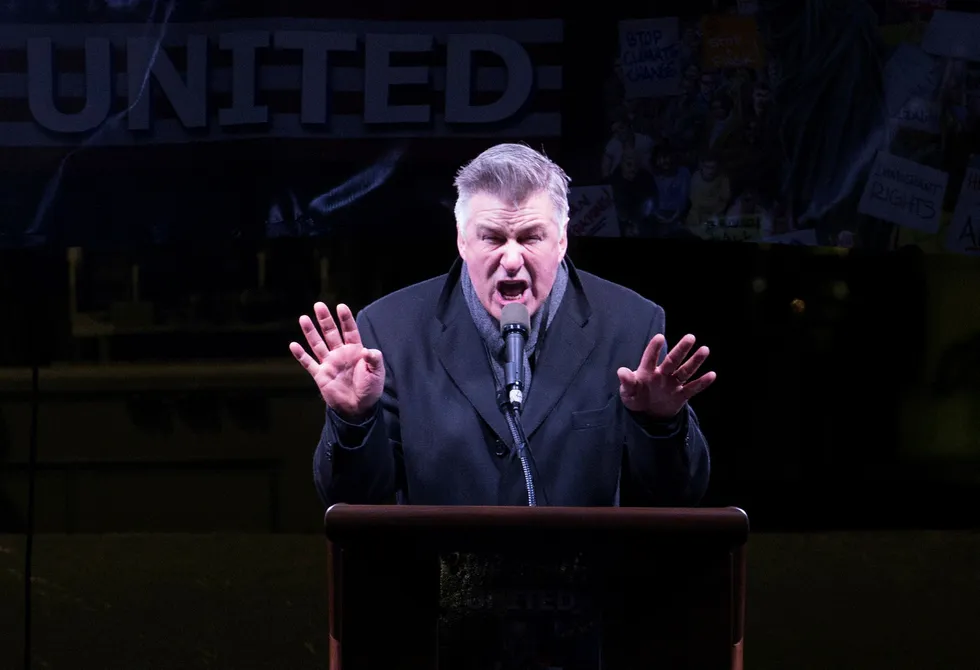 Skuespiller Alec Baldwins imitasjon av Donald Trump er blitt meget populær, til presidentens store irritasjon. Foto: Bryan R. Smith/AFP Photo/NTB scanpix
