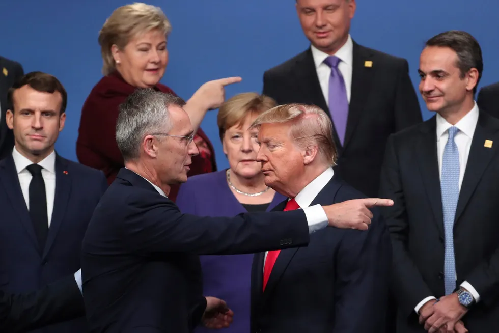 Natos generalsekretær Jens Stoltenberg og USAs president Donald Trump foran statsledere samlet til Nato-toppmøte i England i desember 2019.