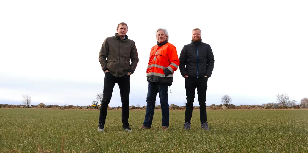Her skulle det stått tre vindturbiner som skulle forsyne bøndene i nærområdet med billig strøm. (t.v. Bjørn Hjertenes, Kjell Frode Solheim, Petter Mikalsen)