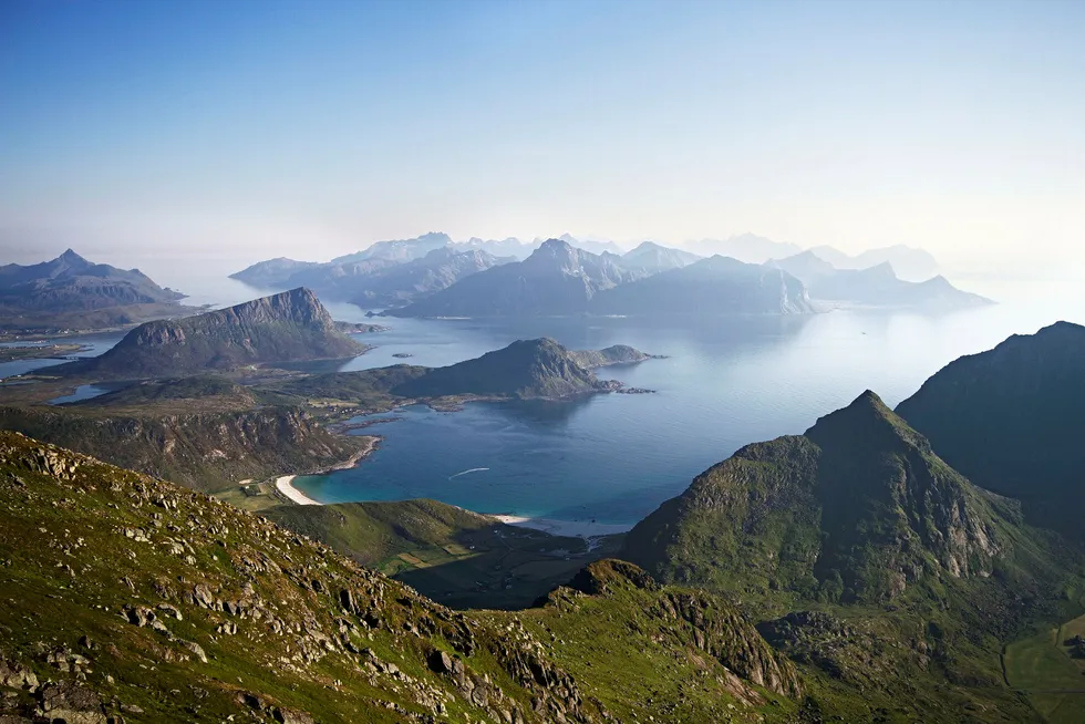 På partilandsmøtet våren 2017 vedtok Ap et kompromissforslag om petroleumsvirksomhet i Lofoten, Vesterålen og Senja – etter betydelig strid. Her fra Himmeltinden på Vest-Vågøy.