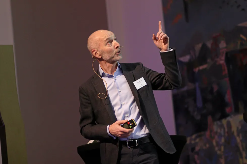 Aneo-sjef Gunnar Hovland viser frem beregningene sine til deltagerne på tirsdagens konferanse i Trondheim.