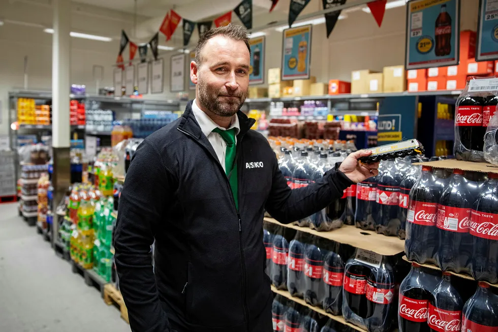 Så langt er det bare et modelltog, men i april vil det første godstoget lastet med laks og dagligvarer være klart til avgang. Askos transportsjef Ståle Thoresen jobbet med å få toget på skinnene.
