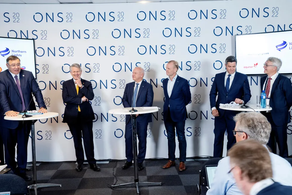 Det er gått en stund siden den tettpakkede pressekonferansen i Stavanger i august 2022, der toppsjefene i Yara og tre av verdens største oljeselskaper presenterte den historiske avtalen om transport av nederlandsk CO2 til Norge for permanent lagring under Nordsjøen. Nå signeres avtalen. Fra venstre på bildet: Patrick Pouyanné i Total Energies, Ben van Beurden i Shell, Anders Opedal i Equinor, Svein Tore Holsether i Yara; Holsethers nestkommanderende for ammoniakk Magnus Krogh Ankarstrand, og helt til høyre Northern Lights-sjef Børre Jacobsen. Foto: Marie von Krogh