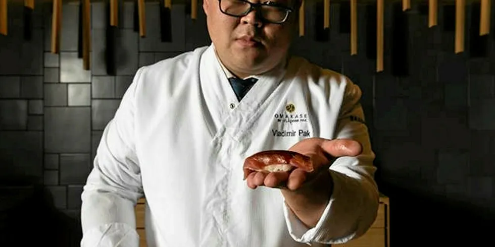 PÅ BESØK: Verdensmester i sushi, Vladimir Pak byr på delikatesser i havgapet, når han gjester Selvær i slutten av neste måned. Da blir det også åpning av et nytt ærfuglmuseum og lansering av et nytt Selvær-øl.