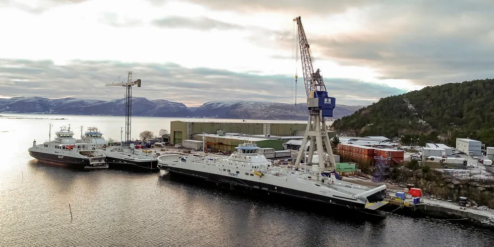 På verftet til Havyard Hyllestad, ble over 80 personer smittet av korona her tidligere. Også Kværner på Stord og i Verdal, Aker Solutions i Egersund og Elkem i Salten har hatt smitte som følge av importarbeidere.