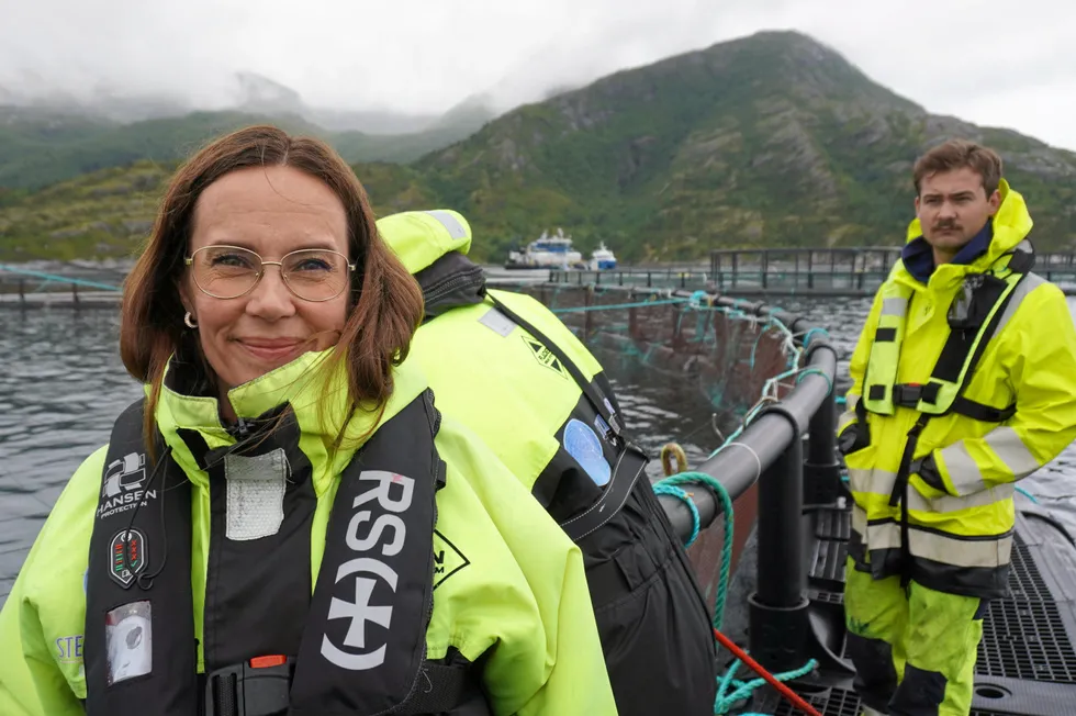 Fiskeri- og havminister Marianne Sivertsen Næss (Ap), her på besøk på Gifas-lokaliteten Hallsteinhamn i Mistfjorden i Bodø kommune i Nordland. I bakgrunnen sommervikar/student Olav Fyn som jobber som røkter på lokaliteten.