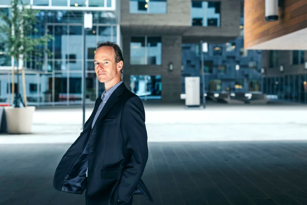 Aksjestrateg Paul Harper i DNB Markets utenfor DNBs hovedkontor i Bjørvika.