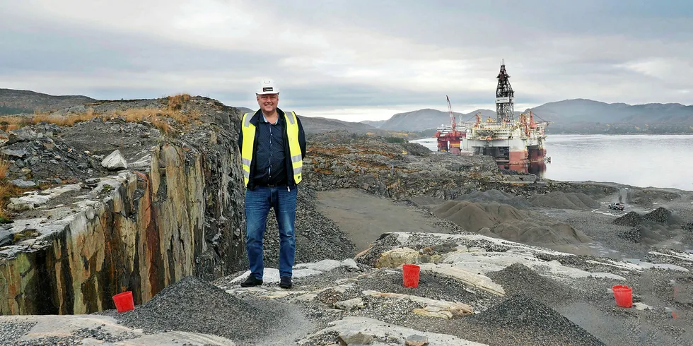 Styreleder Stein-Inge Larsen i Sande Aqua på tomta som skal huse lakseanlegget.