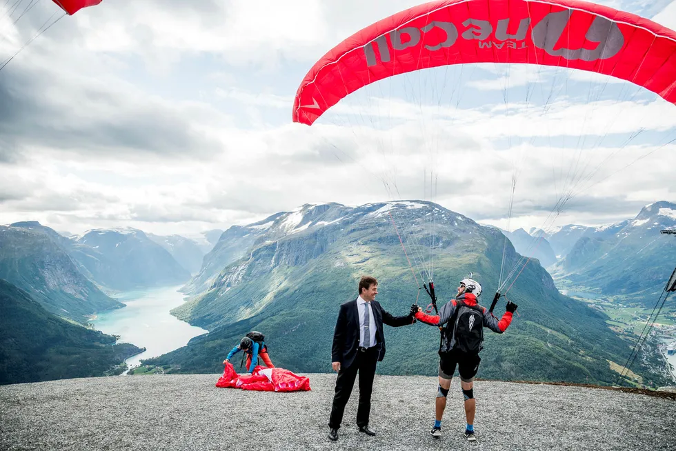 Richard Grov på toppen av fjellet Hoven. Pendelbanen går fra fjorden til 1011 m.o.h. og er populær blant hoppere. Speedflyer Morten Knapstad (til høyre) har hoppet i 16 år og er strålende fornøyd med heisen, som gjør at han får hoppet 10–12 ganger i løpet av en dag. Foto: Gorm K. Gaare