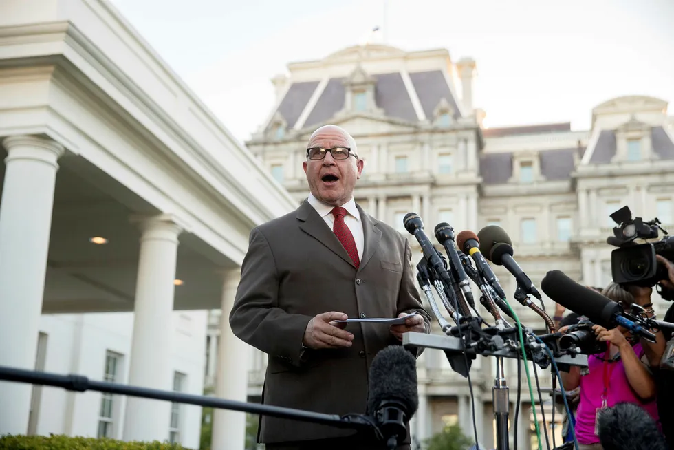 Donald Trumps nasjonale sikkerhetsrådgiver H.R. McMaster var tydelig utilpass da han snakket med pressen utenfor Det hvite hus mandag kveld. Foto: Andrew Harnik/Ap photo/NTB scanpix