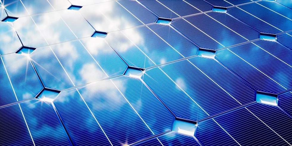 Stortinget kan denne uken komme til å bestemme at det kan bygges 5 MW solcelle-anlegg på næringseiendommer uten at det kreves konsesjon.