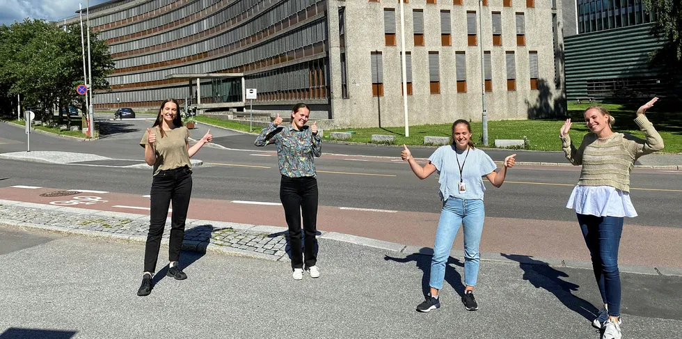 De fire studentene; (fv) Oda Skeie, Ingvild Grøtterud Birkeland, Linn-Anita Bergland og Ingvild Alseth Fløtre har utarbeidet en rapport for NVE der de konkluderer med nettinvesteringer kan utsettes ved bruk av batteri.